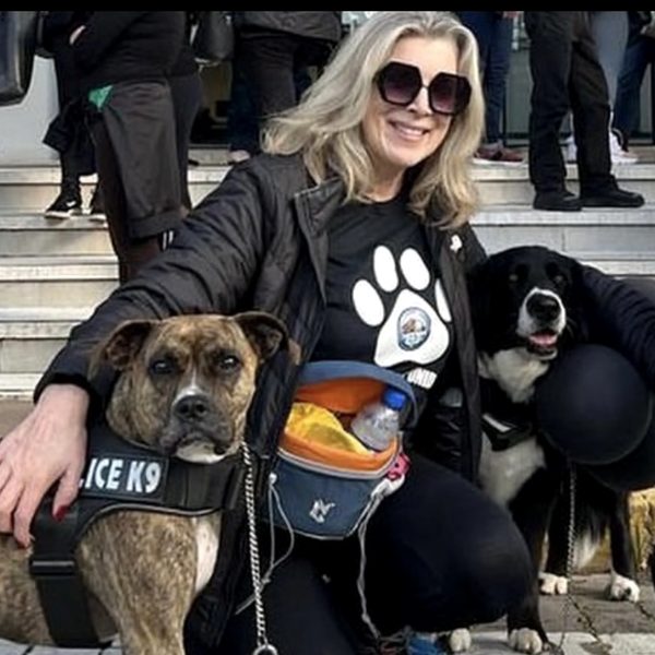 Dra. Tatiana Furlan com cães resgatados