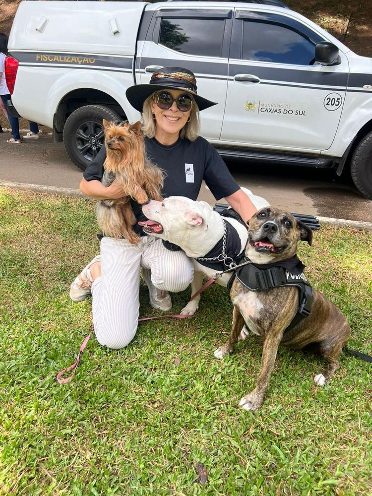 Dra. Tatiana Furlan em uma ação de resgate com três cães