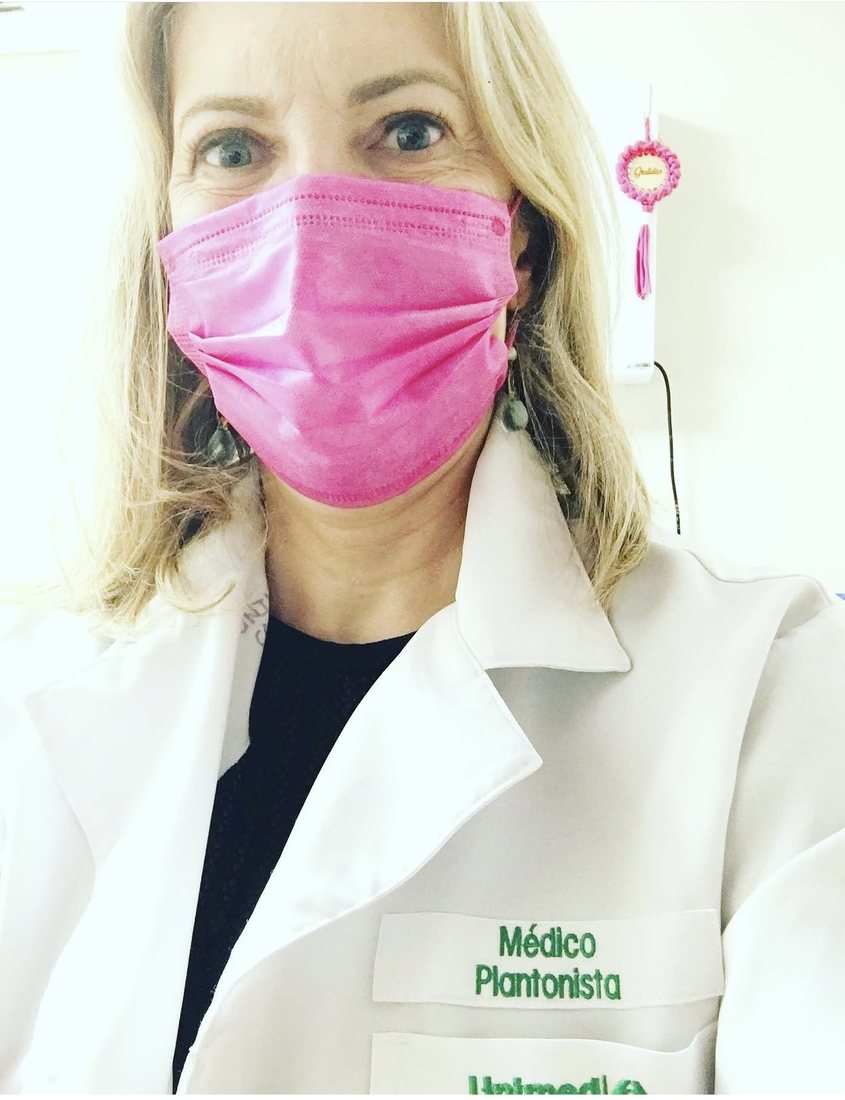 Dra. Tatiana Furlan de jaleco, em plantão médico