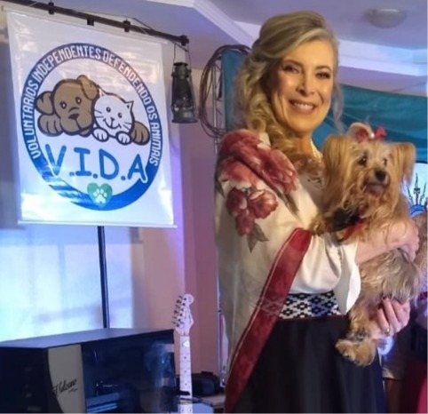 Dra. Tatiana Furlan em evento da ONG VIDA com a cadelinha no colo