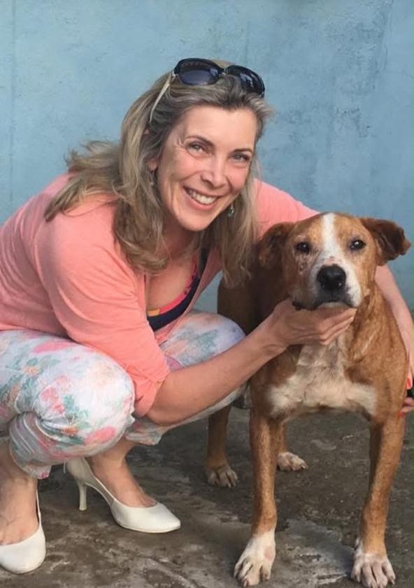 Dra. Tatiana Furlan ao lado de um cão resgatado